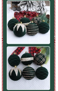 Dettaglio di palline di Natale da 8cm in velluto verde scuro con glitter dorati e perle