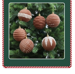 Dettaglio di palline di Natale da 8cm floccate marroni con perle e motivi dorati lucidi