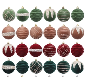 Dettaglio di 24 palline di Natale in velluto con motivi glitterati e texture festive
