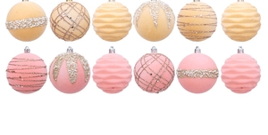 Dettaglio di palline di Natale in velluto rosa e champagne con motivi glitterati vari