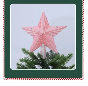Nahaufnahme der rosa Christbaumspitze mit bunten Glitzerpartikeln und Candy-Struktur