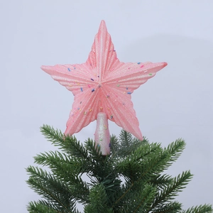 Rosa glitzernder Weihnachtsbaum-Stern mit bunten Pailletten auf einem grünen Tannenzweig