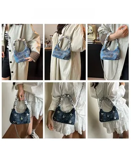 Collage de sacs papillon en denim portés en bandoulière et à l'épaule de différentes façons