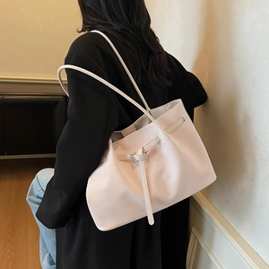 Sac fourre-tout rose clair avec texture croisée et fines bretelles en cuir synthétique