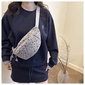 Détail du sac de poitrine en velours côtelé gris avec motifs cœurs et nœuds noirs