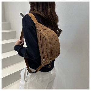 Gros plan du sac de poitrine en velours côtelé marron avec motifs cœurs et ours
