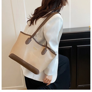 Détail du grand sac cabas bicolore avec logo doré Fashion Bag et finitions en cuir
