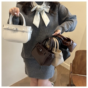 Variété de mini sacs à main en cuir en cinq couleurs avec boucles et poignées supérieures