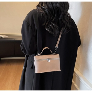 Dettagli della mini borsa quadrata in pelle litchi marrone chiaro con finiture argento