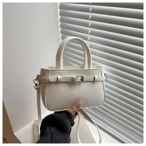 Vue détaillée de la texture du cuir PU blanc et de la boucle argentée du sac à main