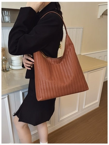 Close-up of the brown woven texture and spacious shoulder strap of this retro hobo tote bag