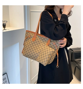 Dettaglio della borsa tote vintage a scacchi marroni con coulisse e pochette