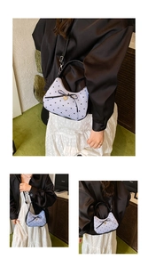 Détail du nœud rose et du pendentif cœur doré sur le sac croissant à motifs cœurs