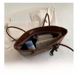 Vue de dessus de l'intérieur du grand sac cabas marron avec poche zippée pratique