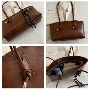 Vue détaillée du sac cabas marron vintage avec texture mate, nœuds et breloque pompon