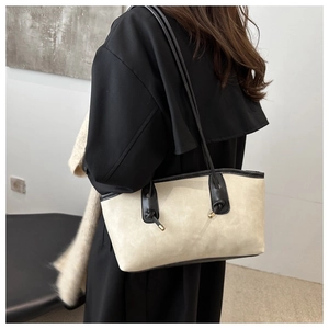 Détail du sac cabas blanc cassé avec texture mate et bretelles noires nouées