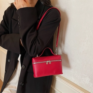 Borsa a tracolla minimalista in pelle rossa con manico e cerniera argentata da donna