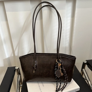 Sac Fourre-tout en Cuir PU Rétro pour Femmes Grande Capacité Sac à Main Minimaliste avec Pendentif de Raquette de Tennis Mode