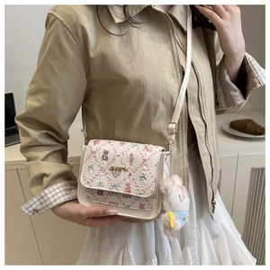 Umhängetasche mit Blumenmuster, Bärenprint und süßem Plüschhasen-Anhänger