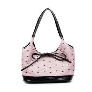 Sac à main rose avec imprimé oiseaux noirs et poignées contrastées sur fond blanc