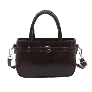 Petit sac carré marron foncé brillant avec double poignée et bandoulière