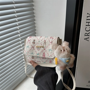 Damen Süß PU Leder Umhängetasche Niedlicher Tier Blumendruck Schultertasche Mit Plüsch Hasenanhänger Für Den Alltag