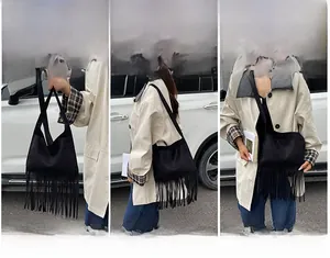 Détails du sac à franges noir montrant les styles porté main, épaule et bandoulière
