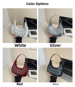 Dettaglio borse hobo con borchie in quattro colori: bianco, argento, rosso e nero