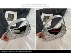 Dettaglio della borsa argentata con borchie che mostra lo spazio interno per gli oggetti