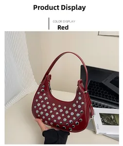 Vista dettagliata della borsa hobo bordeaux con rivetti d'argento e finitura lucida
