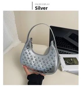 Dettaglio borsa hobo argento con borchie metalliche e chiusura lampo superiore