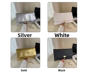 Vue détaillée de sacs carrés élégants en argent, blanc, or et noir avec bandoulière chaîne