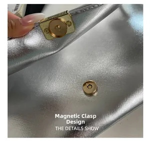 Vue détaillée du sac argenté texturé avec une boucle magnétique dorée pour la fermeture