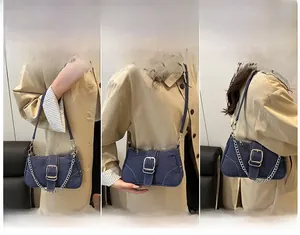 Tre modi per indossare la borsa di jeans blu: a mano, a tracolla e a spalla