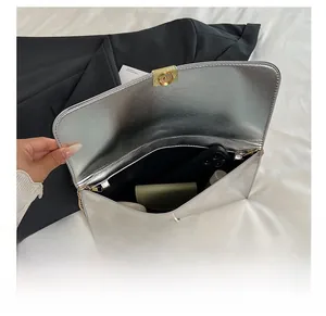 Vue intérieure de la pochette enveloppe argentée montrant le rangement du mobile