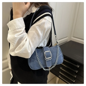 Borsa a spalla in denim con fibbia quadrata argentata e catena indossata da modella