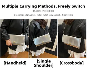 Détail du sac en cuir métallisé argenté avec chaîne dorée et boucle carrée en métal