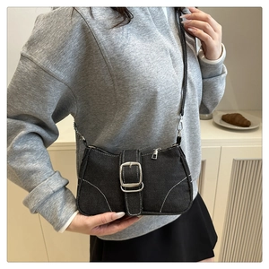 Dettaglio borsa a tracolla in denim nero con cuciture a contrasto e fibbia in argento