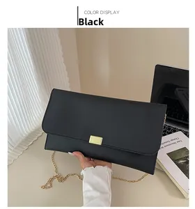Détail du sac à bandoulière noir avec chaîne dorée et finition en cuir synthétique texturé