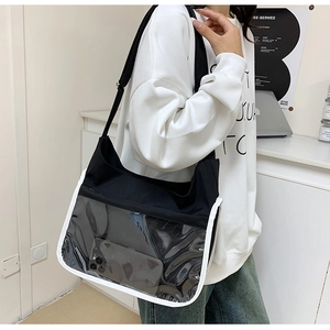 Vue détaillée du sac messager en toile avec bordure blanche et poche en PVC transparente