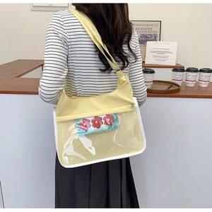 Détail du sac ita jaune clair montrant la poche transparente en PVC et la fermeture éclair