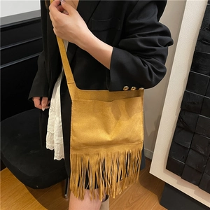 Sac bandoulière en daim marron avec longues franges et poche extérieure sur mannequin