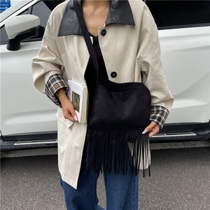 Sac bandoulière rétro noir en daim avec de longues franges et une fine sangle réglable