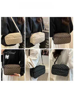 Détails de la petite sacoche carrée rétro avec motif monogramme en trois coloris