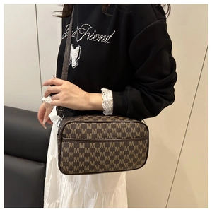 Borsa a tracolla jacquard marrone con motivo a M portata a spalla per riferimento