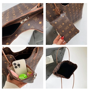 Détail d'un cabas marron avec motifs d'ours et une petite pochette zippée assortie