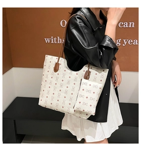 Détail du sac cabas beige vintage avec imprimé ours et texture de bandoulière en cuir