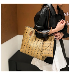 Mannequin portant un grand cabas marron à motif ours avec une petite pochette