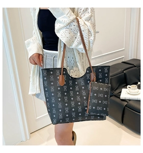Détail d'un grand sac cabas à imprimé ours avec poignées en cuir et petit porte-monnaie assorti