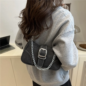 Borsa baguette in denim nero retrò con catena d'argento e cuciture bianche a contrasto